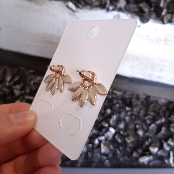 🍁 BOHO Flower Stud Earrings Gold Tone Leaf Shape - Picture 8 of 10